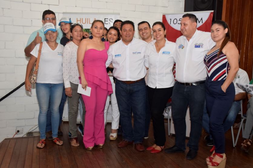 El candidato conservador, José Ferney Ducuara Castro junto a su equipo de campaña.